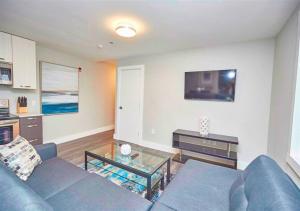A seating area at Luxury Boutique 2 Bedroom Condo - 1B