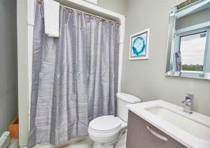 Ванна кімната в Luxury Boutique 2 Bedroom Condo - 1B