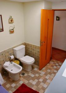 ein Badezimmer mit Toilette und Waschbecken in der Unterkunft La Casa del Abuelo Hotel Boutique in Purmamarca
