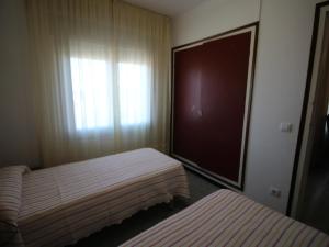 Posteľ alebo postele v izbe v ubytovaní Apartamento con gran terraza y vistas panorámicas, a 300 m de la playa. - ES-228-45