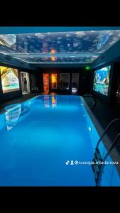 Russ Spa في ملادينوفاتس: حمام سباحة أزرق كبير على متن قارب