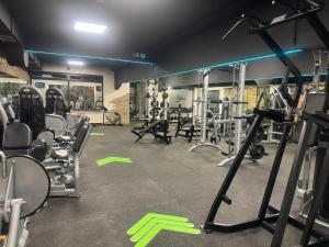 姆拉代諾瓦茨的住宿－Russ Spa，健身房,配有许多跑步机和机器