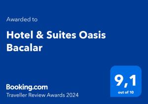 un panneau bleu avec les mots hôtel et suites oasisario dans l'établissement Hotel & Suites Oasis Bacalar, à Bacalar