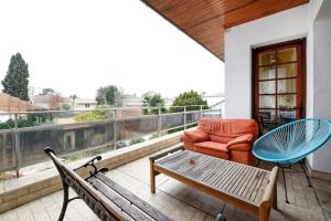 - Balcón con sofá y mesa de centro en appartement bordeaux, en Burdeos