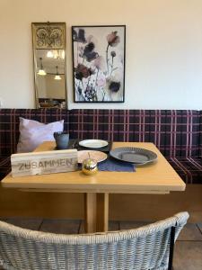 einem Holztisch mit zwei Platten darüber in der Unterkunft Goldener Hahn Baiersbronn - Ferienwohnungen mit Hotel Service in Baiersbronn