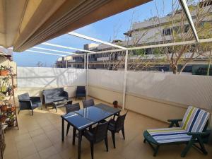 een patio met een tafel en stoelen op een balkon bij Apartamento con amplia terraza en Candelaria in Candelaria