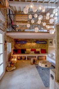 ein Wohnzimmer mit Sofa und Tisch in der Unterkunft la Casa dei Gatti a Seccheto, una chicca in Seccheto