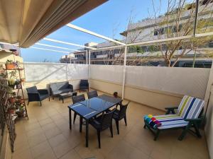 een balkon met een tafel en stoelen op een dak bij Apartamento con amplia terraza en Candelaria in Candelaria