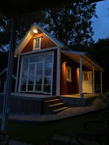une maison avec une lumière sur son côté dans l'établissement Forest house, à Ljungskile