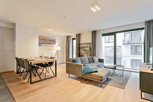 Furnished 2 Bedroom Apartment in City Center في بروكسل: غرفة معيشة مع أريكة وطاولة