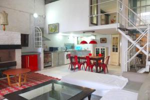 ブエノスアイレスにあるCasa San Telmo 12の部屋にテーブルと椅子のあるキッチン