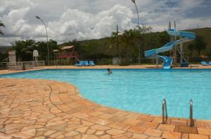 uma piscina com um escorrega aquático em Hotel e Restaurante Chão Nativo em São José da Barra