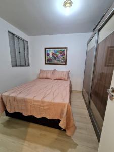 ein Schlafzimmer mit einem Bett in einem weißen Zimmer in der Unterkunft Apto Decorado 2 quartos c/ Estacion-Jd Nova Europa-Campinas in Campinas