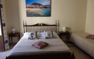 una camera con un letto con due cuscini sopra di Sicilian Dream Apartments a Cefalù