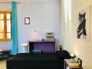 1 dormitorio con 1 cama y escritorio con ordenador portátil en Casa Matilda, en Berchidda