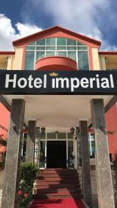 een keizerlijk bord voor een gebouw bij Imperial Hotel in Ulcinj