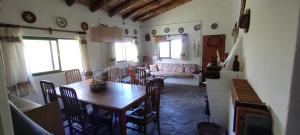 sala de estar con mesa de madera y sillas en Hospedaje Serrano Suyuque Viejo en San Luis
