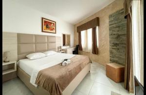 een slaapkamer met een bed met een teddybeer erop bij Imperial Hotel in Ulcinj