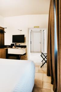 Le Contrade Di San Salvatore في مونوبولي: غرفة نوم مع مكتب أبيض و لوحة مفاتيح