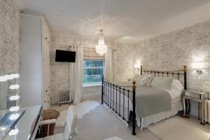 Μια τηλεόραση ή/και κέντρο ψυχαγωγίας στο Luxury Georgian Villa and Coach House 18 Guests