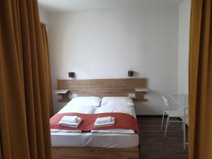 ein Schlafzimmer mit einem Bett mit zwei Handtüchern darauf in der Unterkunft JiM Apartments in Wien