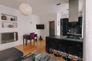 a kitchen with a black counter top in a room at Casa Penelope in Milan