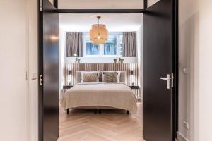 アムステルダムにあるCentral Luxury Apartmentのベッドルーム(ベッド1台、窓付)