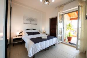 クアルトゥ・サンテーレナにあるLa Terrazza sul Parcoのベッドルーム1室(ベッド1台、大きな窓付)