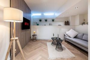 ein Wohnzimmer mit einem Sofa und einem Tisch in der Unterkunft Central Luxury Apartment in Amsterdam