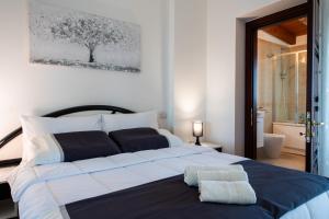 クアルトゥ・サンテーレナにあるLa Terrazza sul Parcoのベッドルーム(大型ベッド1台付)、バスルームが備わります。