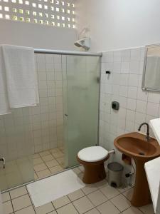 uma casa de banho com um chuveiro, um WC e um lavatório. em Casa em Catuama com lancha na porta em Goiana
