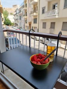 un bol de fruta sentado en una mesa en un balcón en Στούντιο Διπλα στην Ακρόπολη, en Atenas