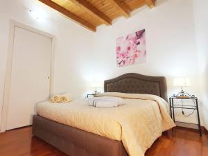 une chambre avec un grand lit avec deux serviettes dessus dans l'établissement [Duomo Suite] Top Center Apartment Como Lake, à Côme