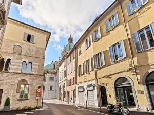une rue avec des bâtiments et une moto garée dans la rue dans l'établissement [Duomo Suite] Top Center Apartment Como Lake, à Côme
