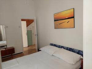 En eller flere senge i et værelse på Apartman Dina + 12 billeder