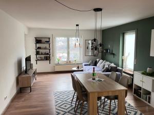 ein Wohnzimmer mit einem Tisch und einem Sofa in der Unterkunft Ferienwohnung Talblick in Beffendorf
