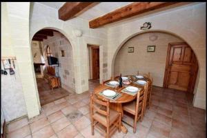 Restoran atau tempat lain untuk makan di Farmhouse with Pool, Tas-Summiena Gozo