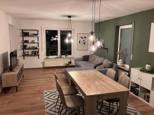 a living room with a table and a couch at Ferienwohnung Talblick in Beffendorf