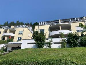 BeffendorfにあるFerienwohnung Talblickの芝生の丘が目の前にあるアパートメントビル