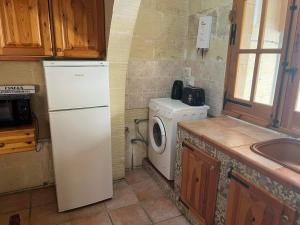 Kuchyň nebo kuchyňský kout v ubytování Farmhouse with Pool, Tas-Summiena Gozo