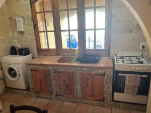 Kuchyň nebo kuchyňský kout v ubytování Farmhouse with Pool, Tas-Summiena Gozo + 28 fotografií