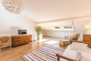 a room with a bed and a tv and a couch at Villa Goreti in Aroeira