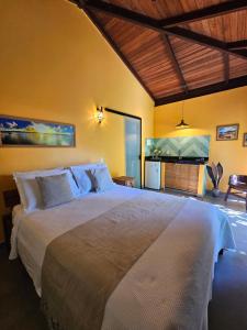 1 dormitorio con 1 cama grande en una habitación en HaraMatha, en Barra Grande