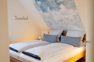 Postel nebo postele na pokoji v ubytování Haus Bräätlun Ferienwohnung Bräätlun 5