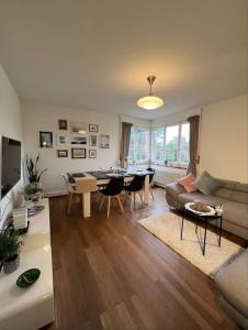 a living room with a couch and a table at Gemütliche 3-Zimmer-Wohnung im schönen Murten. in Murten