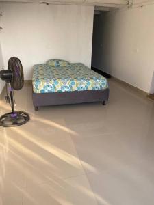 um quarto com uma pequena cama num quarto em casa frente al mar Cartagena em Cartagena das Índias