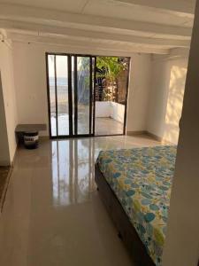 um quarto com uma cama e vista para o oceano em casa frente al mar Cartagena em Cartagena das Índias