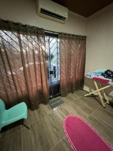 Posezení v ubytování Espaço inteiro - Quarto e cozinha