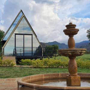 una fuente de agua frente a un edificio en Cádiz Hotel Boutique en Villa de Leyva