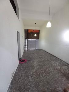 an empty room with a tile floor and a ceiling at Casa Indaia Caraguatatuba in Caraguatatuba